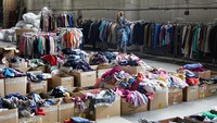 Tanpa perbekalan apapun, mereka datang hanya membawa dokumen pribadi. Bantuan baju sehari-hari seperti ini sangat diperlukan.