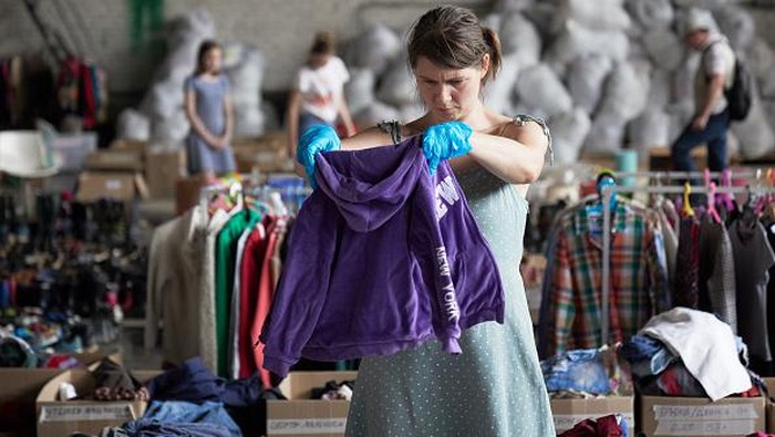Kala Pengungsi Ukraina Terima Donasi Pakaian di Rusia MOSCOW, RUSSIA - JULY 05: Ukrainian refugees choose clothes at a private charity fund Lavka radostej warehouse on July 5, 2022 in Moscow, Russia. Muscovites bring donations to aid victims of war and natural disasters. (Photo by Oleg Nikishin/Getty Images)