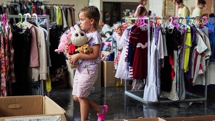 Kala Pengungsi Ukraina Terima Donasi Pakaian di Rusia MOSCOW, RUSSIA - JULY 05: Ukrainian refugees choose clothes at a private charity fund Lavka radostej warehouse on July 5, 2022 in Moscow, Russia. Muscovites bring donations to aid victims of war and natural disasters. (Photo by Oleg Nikishin/Getty Images)