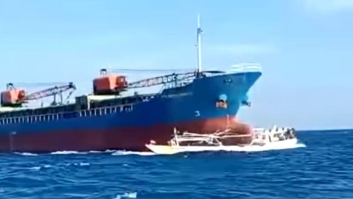 Kapal kargo menabrak perahu nelayan di Takalar, Sulsel.