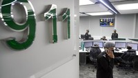Polisi Saudi bekerja di Saudi National Center for Security Operations, 911, jelang puncak ibadah haji di Mekkah, Arab Saudi, Senin (4/7/2022) waktu setempat.  