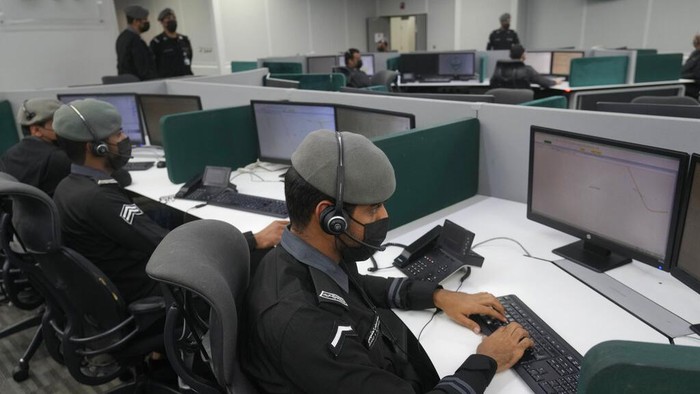 Kesibukan Pusat Darurat 911 Arab Saudi Jelang Ibadah Haji Saudi policemen work at the the Saudi National Center for Security Operations, 911, ahead of the Hajj pilgrimage in the Muslim holy city of Mecca, Saudi Arabia, Saudi Arabia, Monday, July 4, 2022. (AP Photo/Amr Nabil)