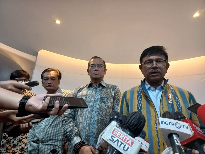 Ketua KPU RI Hasyim Asyari dan Menkominfo Johnny G Plate (Anggi/detikcom)