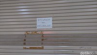 Lanjut ke lantai 1, 2, 3 hingga terakhir lantai 4, terlihat pemandangan rolling door toko berwarna putih tulang itu banyak yang tertutup.