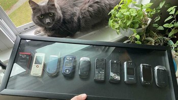 Koleksi ponsel jadul yang sudah tidak dipakai lagi. Foto: Bored Panda