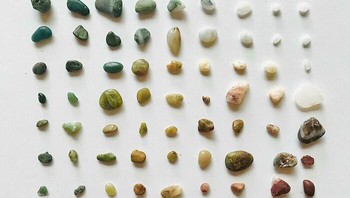 Koleksi batu cantik yang ditemukan di pantai. Foto: Bored Panda