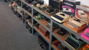 Koleksi mesin ketik yang melimpah. Foto: Bored Panda