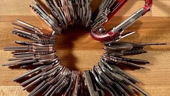 Koleksi kunci yang ditemukan di jalan. Foto: Bored Panda