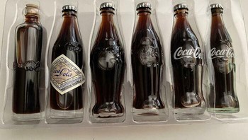 Koleksi botol Coca Cola retro lengkap dengan minumannya. Foto: Bored Panda