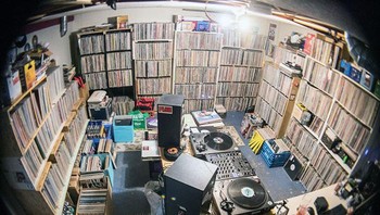 Koleksi vinyl yang melimpah ruah. Foto: Bored Panda