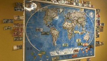 Koleksi uang dari berbagai negara yang dikunjungi. Foto: Bored Panda