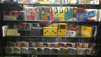 Niat banget mengumpulkan koleksi konsol dan game Nintendo dari masa ke masa. Foto: Bored Panda