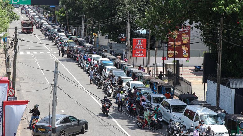 Krisis Ekonomi Terburuk Sri Lanka Memicu Banyak Warga Ingin Pergi Krisis Ekonomi Terburuk Sri Lanka Memicu Banyak Warga Ingin Pergi