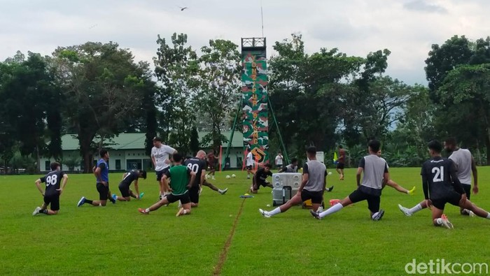 Latihan PSM Makassar di Lapangan Yonzipur 8/SMG Maros.