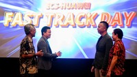 Hadir dalam acara tersebut Pudja Unggul Kartiman, Enterprise Business Group Commercial Director Huawei Indonesia, Terry Liu, Enterprise Business Group Channel Director Huawei Indonesia, Antonius, Enterprise Director PT ECS Indo Jaya dan Edwin Segara, General Manager Commercial & Enterprise PT ECS Indo Jaya usai meluncurkan program Fast Track bagi para mitra bisnis Huawei Indonesia dan PT ECS Indo Jaya.