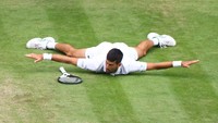 Pada set penentuan, Novak Djokovic berhasil menang 6-2 atas Sinner dan memastikan diri lolos ke semifinal Wimbledon. REUTERS/Hannah Mckay