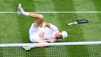 Pada laga perempat final Wimbledon itu, Jannik Sinner sempat terjatuh di lapangan. REUTERS/Hannah Mckay