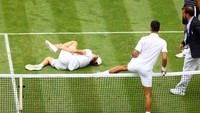 Novak Djokovic ikut mengkhawatirkan kondisi Jannik Sinner. Ia sempat menyeberangi net untuk menengok keadaan petenis asal Italia tersebut. REUTERS/Hannah Mckay