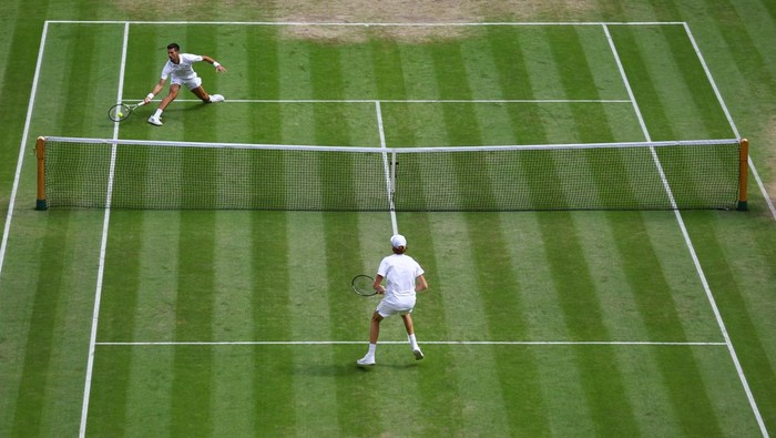 Lihat Lagi Aksi Novak Djokovic, Jatuh Bangun Demi Tiket Semifinal Wimbledon Tennis - Wimbledon - All England Lawn Tennis and Croquet Club, London, Britain - July 5, 2022 Serbia's Novak Djokovic reacts during his quarter final match against Italy's Jannik Sinner REUTERS/Hannah Mckay