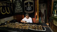 Penyulam Mesir, Ahmed Othman el-Kassabgy, menjahit rangkaian ayat-ayat Al Quran dengan benang emas, di Kairo, Mesir, Rabu (15/6/2022). Keluarga tersebut dipercaya untuk membuat kiswah secara turun menurun sejak abad ke-13.