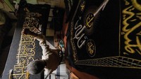 Pembuatan kiswah ini bukan hanya dilakukan oleh keluarga Ahmed, namun juga sejumlah pengrajin di Mesir.  