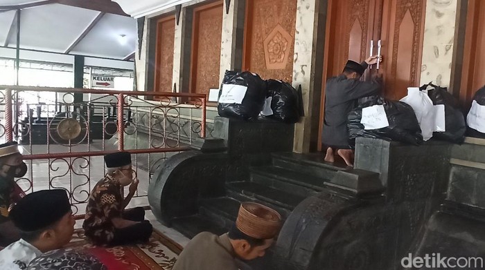 Ahli Waris Sunan Kalijaga atau pengurus Yayasan Sunan Kalidjogo Kadilangu, Demak, Jawa Tengah mempunyai tradisi ganti luwur di kompleks makam.
