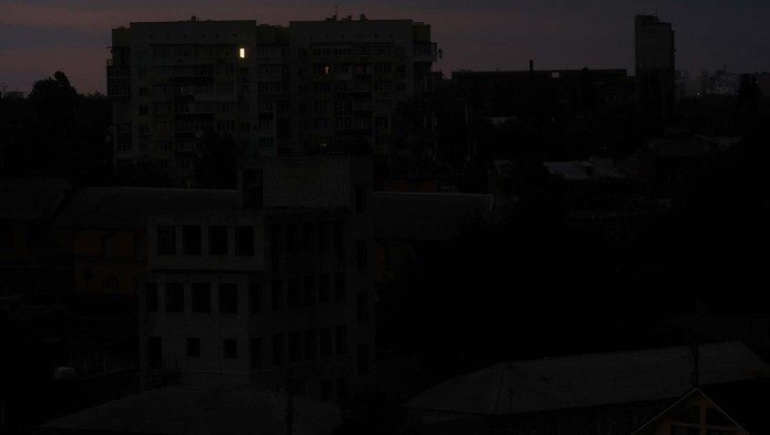 Malam Mencekam di Kota Kharkiv Invasi Rusia ke Ukraina membuat suasana di Kota Kharkiv terlihat mencekam. Bahkan saat malam tiba, kota itu gelap gulita.
