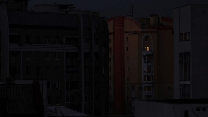 Malam Mencekam di Kota Kharkiv Invasi Rusia ke Ukraina membuat suasana di Kota Kharkiv terlihat mencekam. Bahkan saat malam tiba, kota itu gelap gulita.