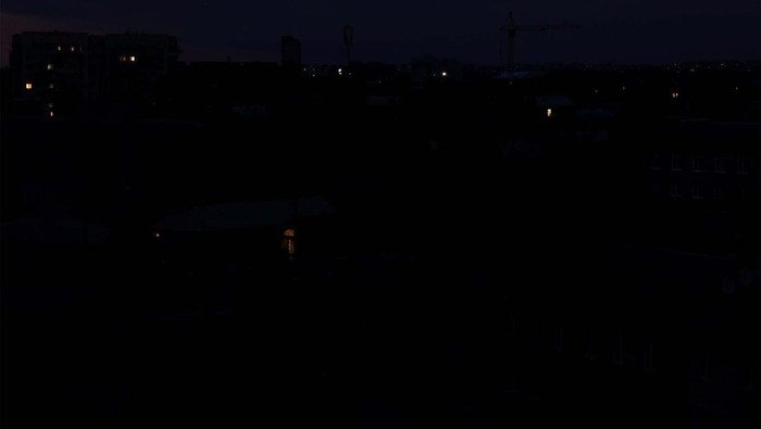 Invasi Rusia ke Ukraina membuat suasana di Kota Kharkiv terlihat mencekam. Bahkan saat malam tiba, kota itu gelap gulita.