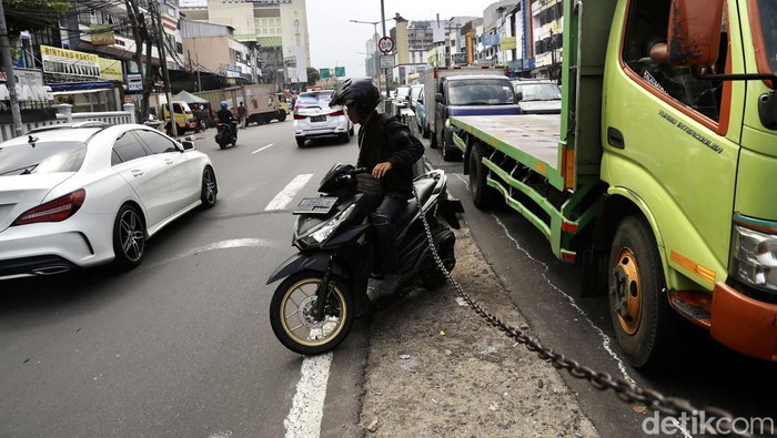 Malas Putar di U-Turn, Pemotor Nekat Terobos Rantai Pembatas Ada-ada saja ulah pemotor yang melintasi Jalan KH Mas Manyus, Jakarta Pusat. Mereka nekat nekat menerobos rantai pembatas karena malas putar balik di u-turn.