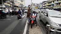 Aksi memilih jalan pintas tersebut untuk menghindari putaran balik (u-turn). Cukup membahayakan bagi pengendara yang lain.