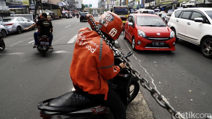 Ada-ada saja ulah pemotor yang melintasi Jalan KH Mas Manyus, Jakarta Pusat. Mereka nekat nekat menerobos rantai pembatas karena malas putar balik di u-turn.