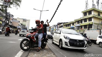 Hindari U-Turn, Pemotor Pilih Terobos Rantai Pembatas Jalan