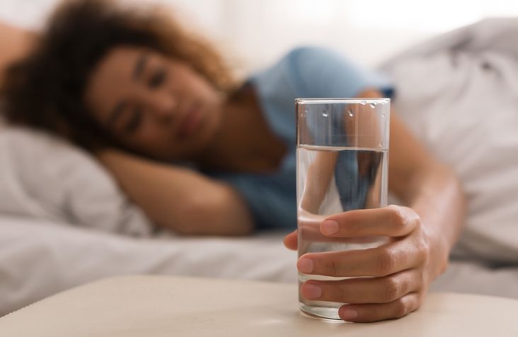 6 Manfaat Minum Air Mineral Setelah Bangun Tidur Bisa Bikin Bahagia