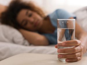 Begini Efek Minum Air Dingin dan Hangat di Pagi Hari, Mana Lebih Sehat?
