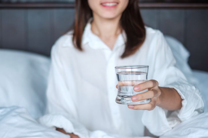 6 Benefits of Drinking Mineral Water After Waking Up, Can Make You Happy!