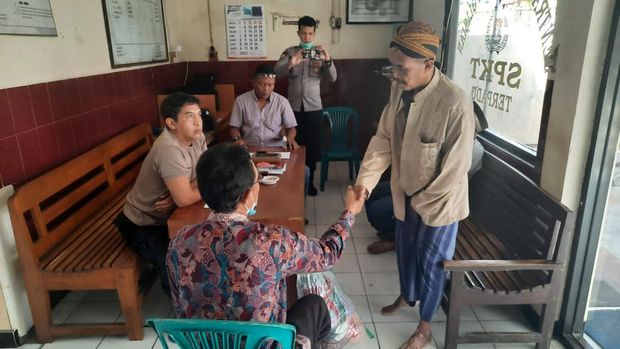 Mediasi kasus dugaan pemerasan peziarah Makam Ki Ageng Selo di Mapolsek Tawangharjo, Grobogan.