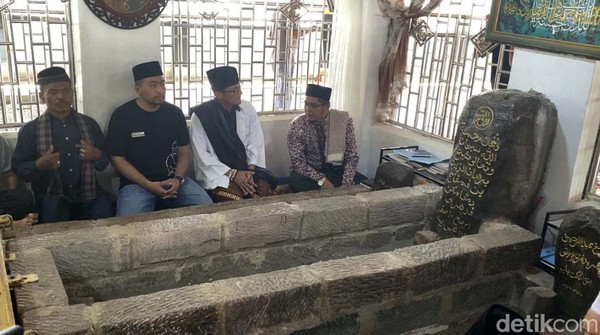 Sandi menyempatkan siri  berziarah ke Makam Syekh Burhanuddin Ulakan di dalam komplek Masjid Agung Syekh Burhanuddin yang terletak tak jauh dari Desa Wisata GTP Ulakan.