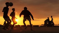 Pelabuhan tersebut ramai dikunjungi warga terutama para remaja dan anak-anak.