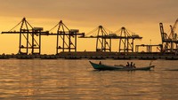 Nelayan menaiki perahu di dekat proyek pembangunan Makassar New Port (MNP) di Makassar, Sulawesi Selatan, Selasa (5/7/2022).  