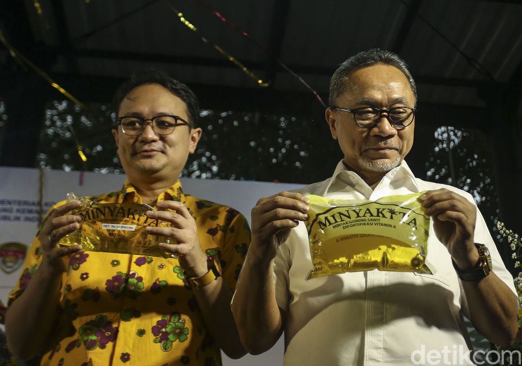 Mendag Zulkifli Hasan resmi meluncurkan minyak goreng curah dalam kemasan sederhana. Dalam kesempatan itu, Zulhas juga sempat melayani warga yang membeli migor curah.