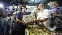 Zulkifli juga sempat membantu melayani warga yang membeli Minyakita.