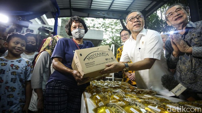 Mendag Zulkifli Hasan resmi meluncurkan minyak goreng curah dalam kemasan sederhana. Dalam kesempatan itu, Zulhas juga sempat melayani warga yang membeli migor curah.