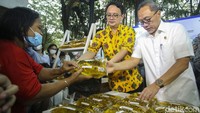 Mendag dan Wamendag kompak melayani warga yang ingin membeli minyak tersebut.