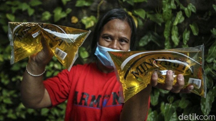Mendag Zulkifli Hasan resmi meluncurkan minyak goreng curah dalam kemasan sederhana. Dalam kesempatan itu, Zulhas juga sempat melayani warga yang membeli migor curah.