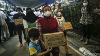 Beberapa warga juga langsung memborong minyak dengan membeli satu kardus berisi 12 kemasan.