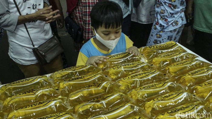 Mendag Zulkifli Hasan resmi meluncurkan minyak goreng curah dalam kemasan sederhana. Dalam kesempatan itu, Zulhas juga sempat melayani warga yang membeli migor curah.