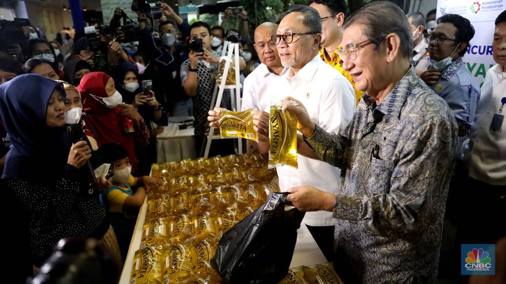 Menteri Perdagangan Zulkifli Hasan saat peluncuran minyak goreng kemasan rakyat (Minyakita) di Kementerian Perdagangan, Jakarta, Rabu (6/7/2022). (CNBC Indonesia/ Muhammad Sabki)