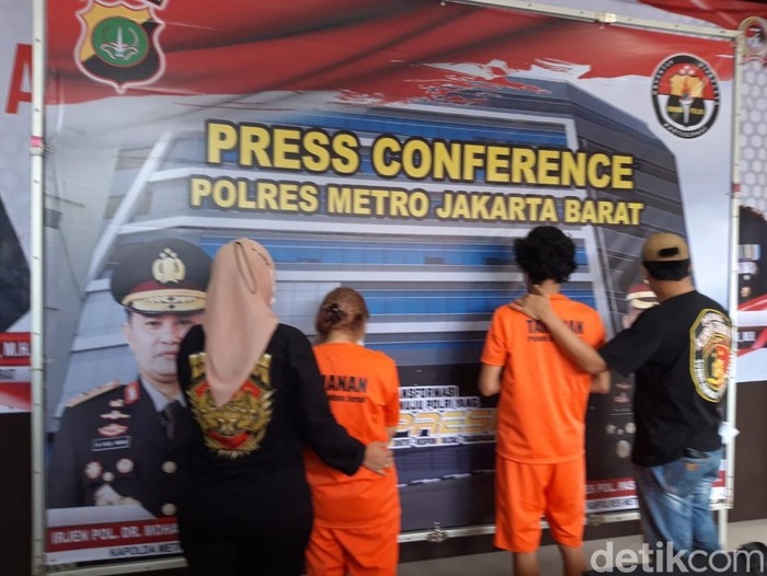 Model yang tampil bugil saat Mango Live di Jakbar ditangkap bersama pria agensi model (Rakha Arlyanto Darmawan/detikcom)