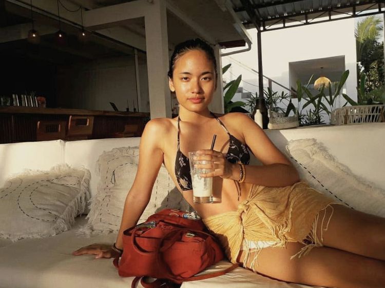 10 Pose Manis Arawinda Saat Santai di Kafe hingga Cicip Donat